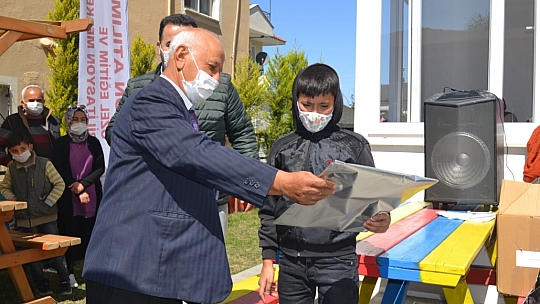 Yardımsever kaptandan engelli öğrencilere forma 