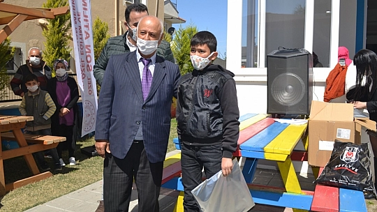 Yardımsever kaptandan engelli öğrencilere forma 