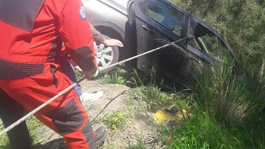 Uçurumda asılı kalan araç başarılı bir operasyonla kurtarıldı 
