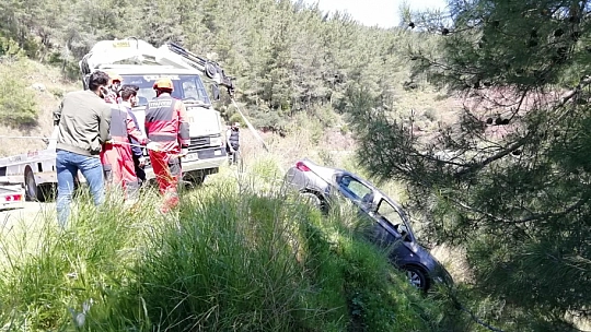 Uçurumda asılı kalan araç başarılı bir operasyonla kurtarıldı 