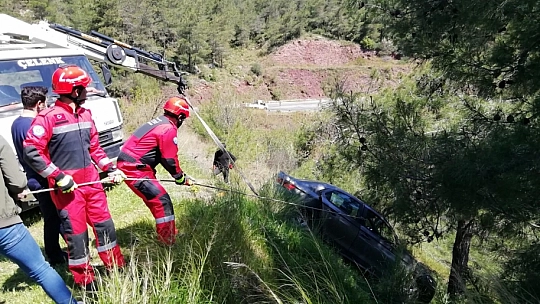 Uçurumda asılı kalan araç başarılı bir operasyonla kurtarıldı 