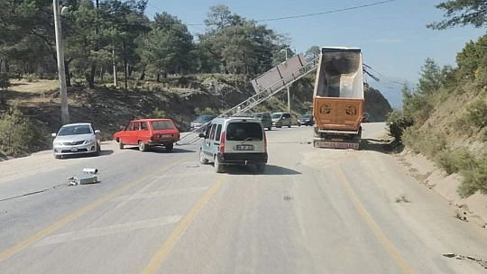 Kamyonun damperi açık kalınca olanlar oldu