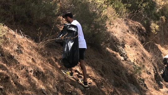 Bir Yandan Nöbet Tutup, Bir Yandan Yardıma Koşuyorlar