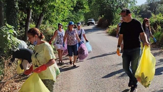 Gönüllü vatandaşların çevre temizliği örnek oluyor