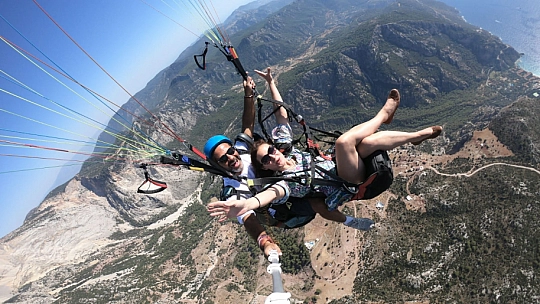 Ünlü Aktris Elizabeth Lanz Yamaç Paraşütü İle Uçtu