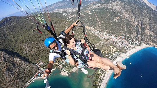 Ünlü Aktris Elizabeth Lanz Yamaç Paraşütü İle Uçtu