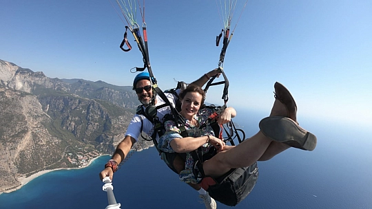 Ünlü Aktris Elizabeth Lanz Yamaç Paraşütü İle Uçtu