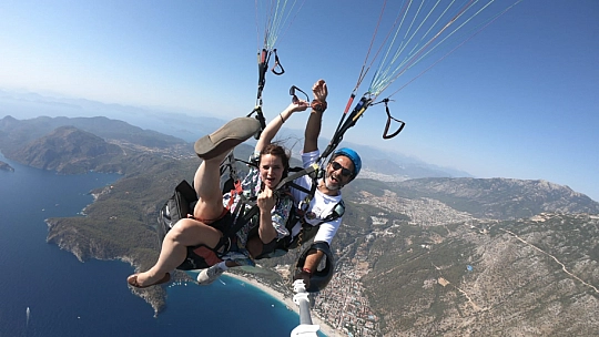 Ünlü Aktris Elizabeth Lanz Yamaç Paraşütü İle Uçtu