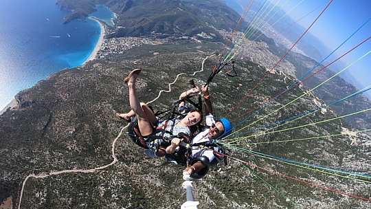 Ünlü Aktris Elizabeth Lanz Yamaç Paraşütü İle Uçtu