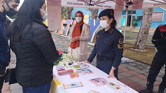 Polis ve jandarmadan kadınlara çiçek