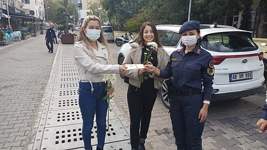 Polis ve jandarmadan kadınlara çiçek