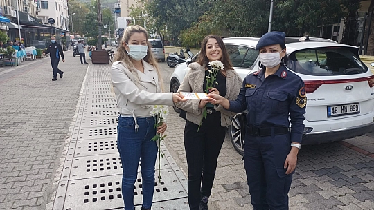 Polis ve jandarmadan kadınlara çiçek