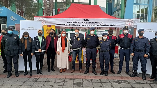 Polis ve jandarmadan kadınlara çiçek