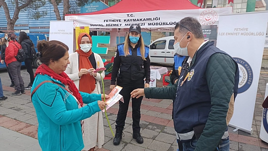 Polis ve jandarmadan kadınlara çiçek