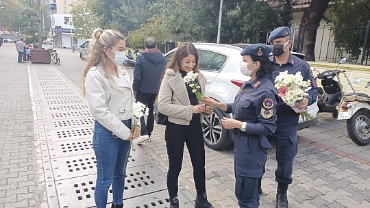 Polis ve jandarmadan kadınlara çiçek