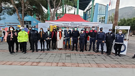 Polis ve jandarmadan kadınlara çiçek