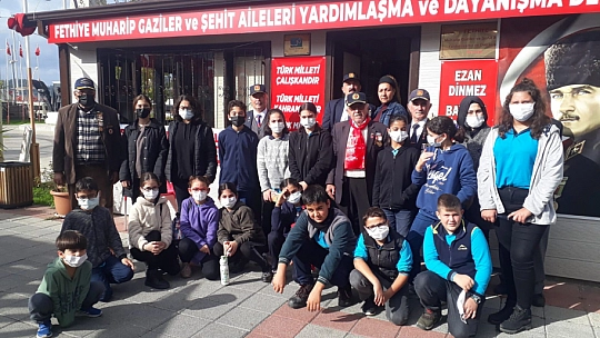Öğrencilerden Gaziler ve Şehit Aileleri Derneği'ne Ziyaret