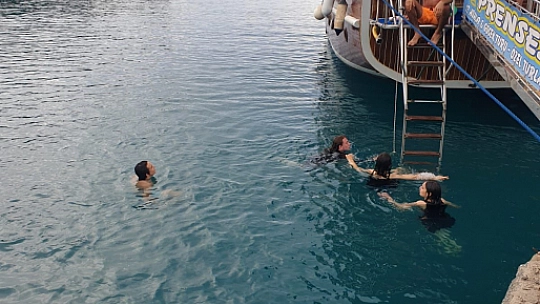 Yağmura Aldırmadan Denize Girdiler