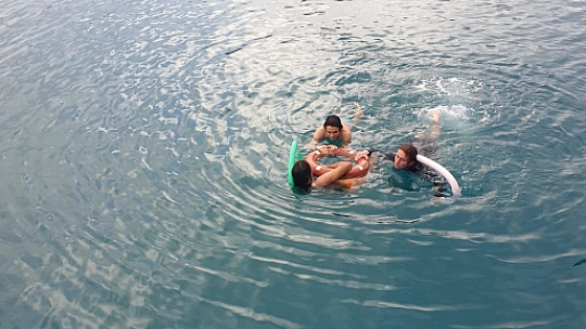 Yağmura Aldırmadan Denize Girdiler