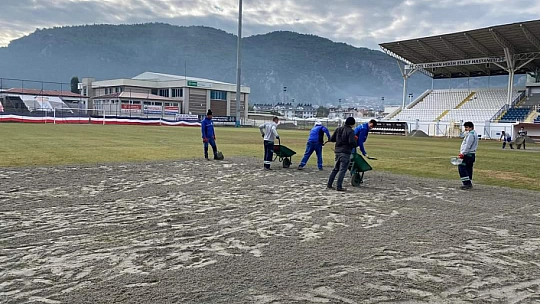 Fethiyespor 2. Yarı için çim yeniliyor