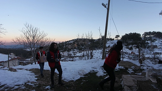 Kızılay Karlı Yolları Aşarak İhtiyaç Sahiplerine Ulaşıyor