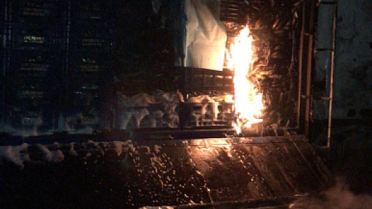 Alevler geceyi aydınlattı