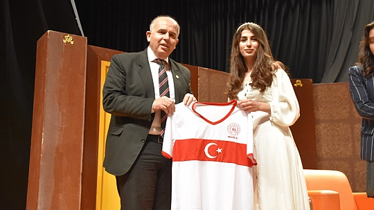 Genç Tiyatrocuların 'Karmakarışık' Oyunu Büyük İlgi Gördü