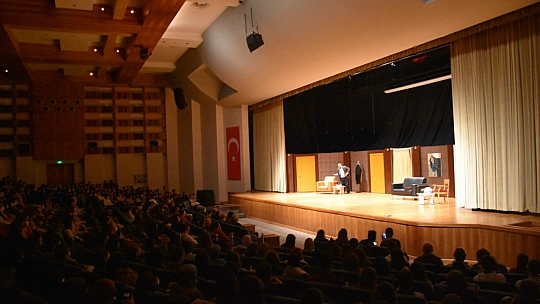 Genç Tiyatrocuların 'Karmakarışık' Oyunu Büyük İlgi Gördü