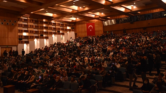 Genç Tiyatrocuların 'Karmakarışık' Oyunu Büyük İlgi Gördü