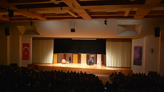 Genç Tiyatrocuların 'Karmakarışık' Oyunu Büyük İlgi Gördü