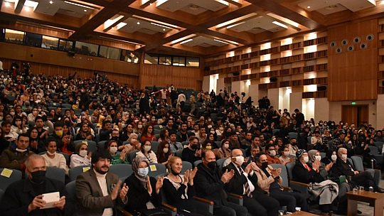 Genç Tiyatrocuların 'Karmakarışık' Oyunu Büyük İlgi Gördü