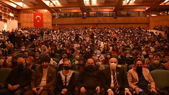 Genç Tiyatrocuların 'Karmakarışık' Oyunu Büyük İlgi Gördü