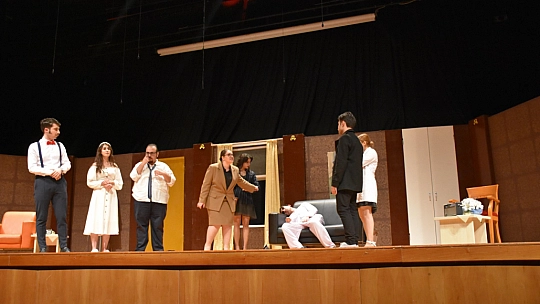 Genç Tiyatrocuların 'Karmakarışık' Oyunu Büyük İlgi Gördü