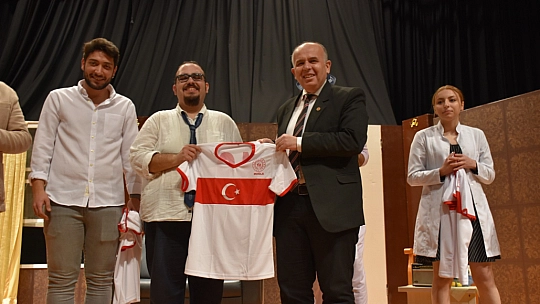 Genç Tiyatrocuların 'Karmakarışık' Oyunu Büyük İlgi Gördü