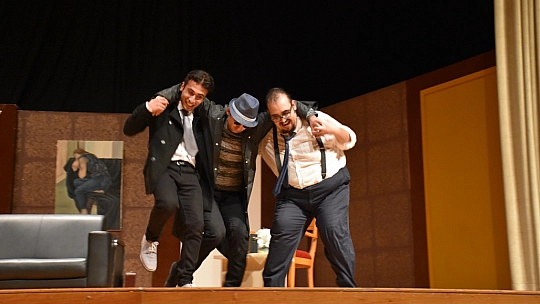 Genç Tiyatrocuların 'Karmakarışık' Oyunu Büyük İlgi Gördü