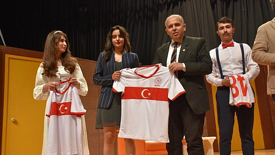 Genç Tiyatrocuların 'Karmakarışık' Oyunu Büyük İlgi Gördü