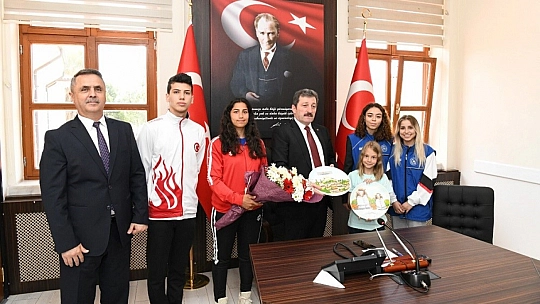 Vali Orhan Tavlı, Şampiyon Sporcular ve Gönüllü Gençlerle Bir Araya Geldi