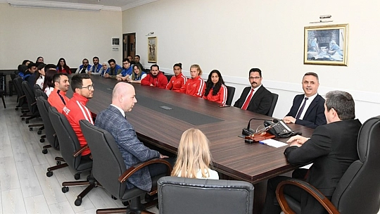 Vali Orhan Tavlı, Şampiyon Sporcular ve Gönüllü Gençlerle Bir Araya Geldi