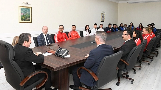 Vali Orhan Tavlı, Şampiyon Sporcular ve Gönüllü Gençlerle Bir Araya Geldi