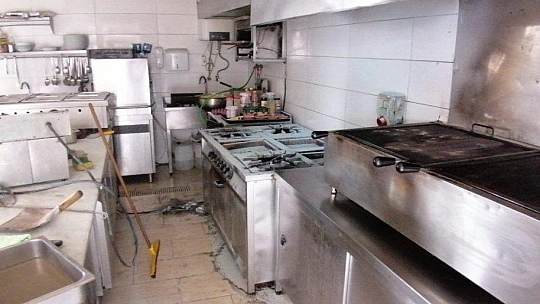 Yardım etmeye gitti, dükkanının yandığını görünce şok yaşadı