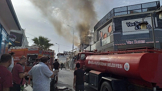 Yardım etmeye gitti, dükkanının yandığını görünce şok yaşadı