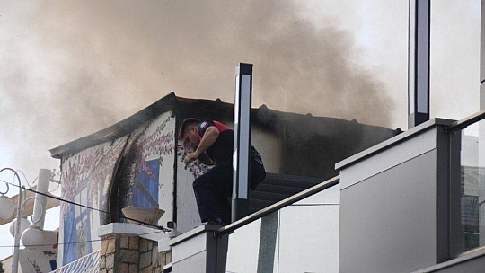 Yardım etmeye gitti, dükkanının yandığını görünce şok yaşadı