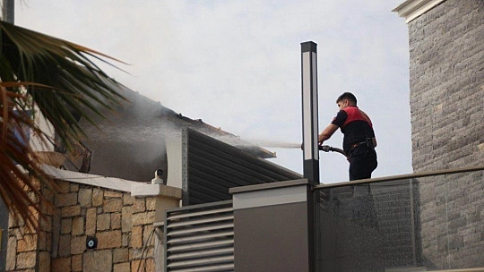 Yardım etmeye gitti, dükkanının yandığını görünce şok yaşadı