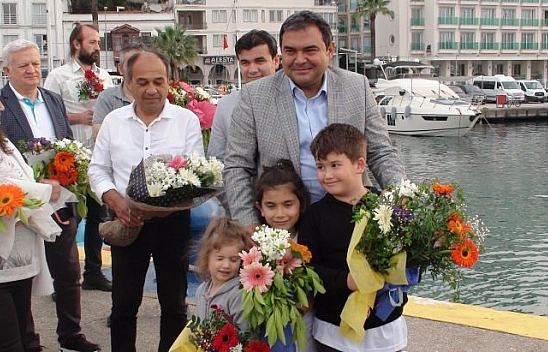 Şampiyonları Çiçeklerle Karşıladılar