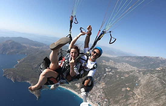 Ünlü Aktris Elizabeth Lanz Yamaç Paraşütü İle Uçtu