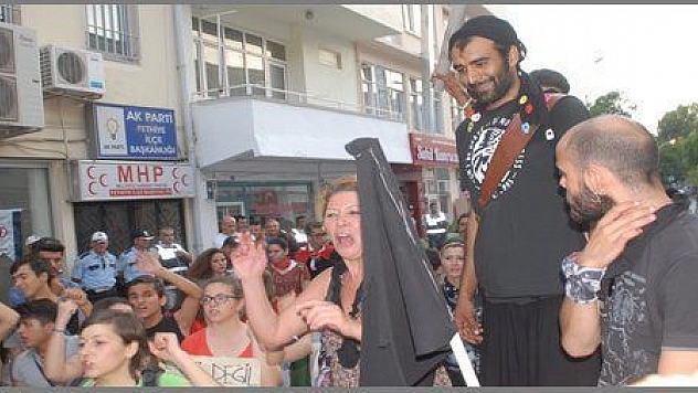 BAŞBAKANA ZIPLAMALI PROTESTO