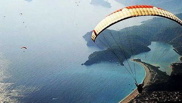 PARAŞÜTLE TEKLİ ATLAYIŞ YAPAN TURİST HAYATINI KAYBETTİ (görüntülü)