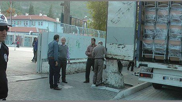 İMAM HATİP ORTAOKULU SIRA VE EŞYALARI GELDİ