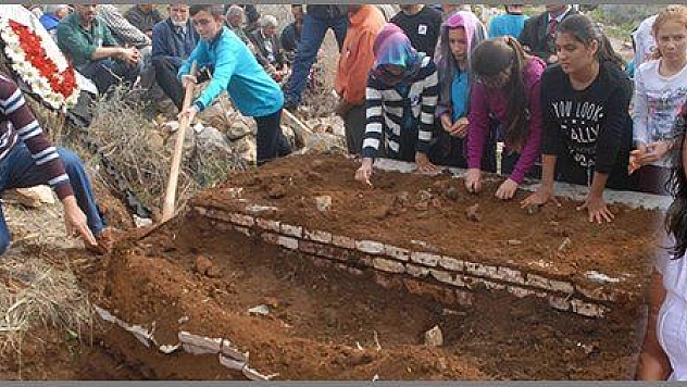 KUCAĞINDA BEBEĞİYLE TOPRAĞA VERİLDİ