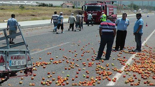   DOMATES TAŞIYAN OTOMOBİLE BİR BAŞKA OTOMOBİL ÇARPTI